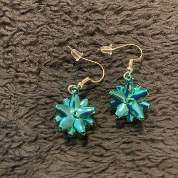 Green Christmas Bow earrings - Picture 3 of 3